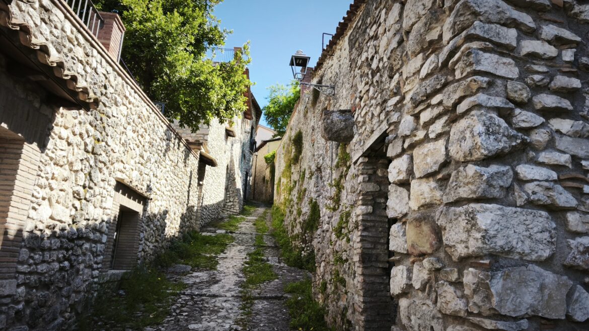 Vicoli in pietra Boville Ernica in Ciociaria