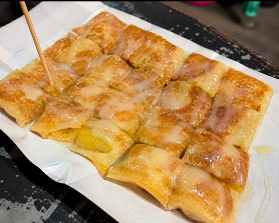 Roti banana preparato al momento in un mercato notturno di Bangkok